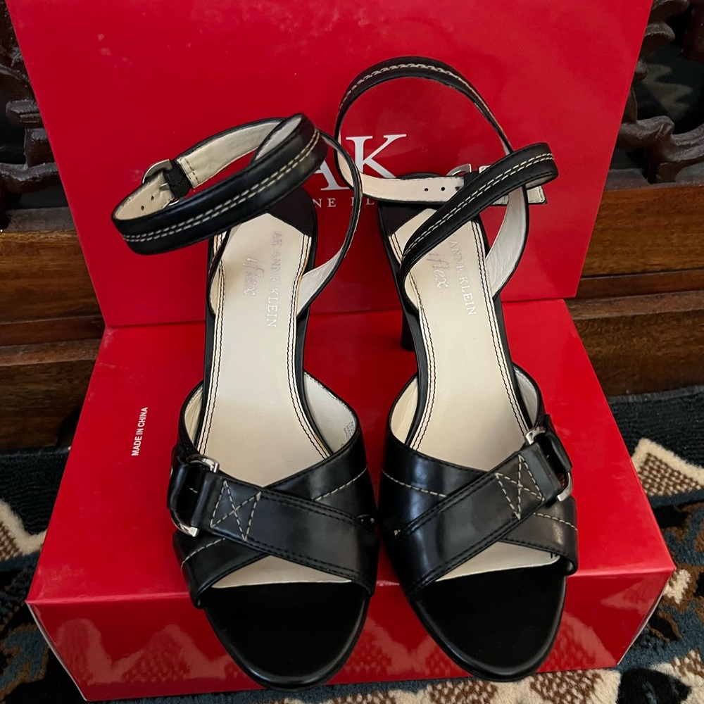 *Sold* Anne Klein Black Leather iFlex Ankle Strap Heels size 6.5! - Picture 3 of 9